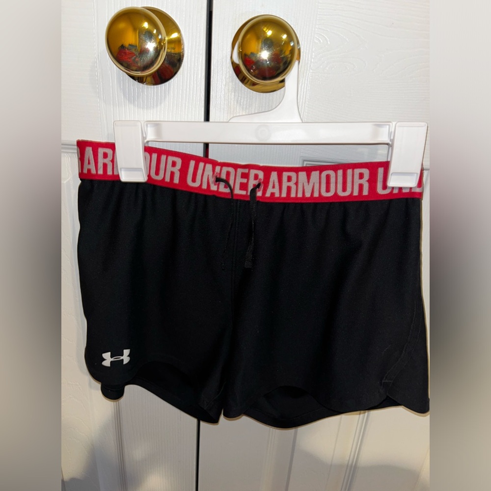 Under Armor Women’s Size M athletic shorts in black 🖤💗